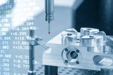 Soyut sahne CMM makinesi alüminyum parçaları ve G-kod veri arkaplanını ölçer. Çoklu eksen CMM makinesi ile otomotiv parçalarının kalite kontrolü.