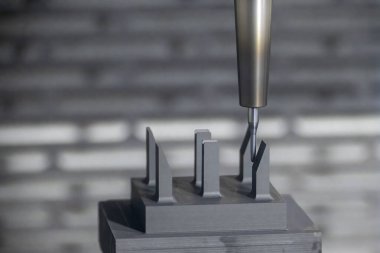 CNC değirmen makinesi, grafit elektrot parçalarını sert top değirmeniyle kesiyor. CNC makine merkezi tarafından üretilen kalıp ve ölüm süreci.