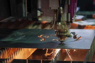 Fiber lazer kesme makinesi metal plakayı kesti. Lazer kesme makinesinin yüksek teknoloji metal üretim süreci.. 