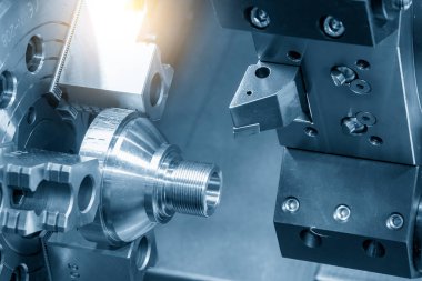 CNC torna makinesi metal çivi parçalarının sonunda iplik kesiyor. CNC dönüşüm makinesinin yüksek teknolojili metal işlemesi .