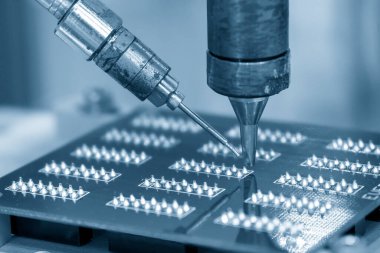 PCB paneli ile otomatik lehimleme makinesi. Robotik sistem tarafından yüksek teknoloji elektronik endüstrisi montaj süreci.