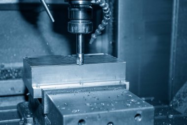 CNC değirmen makinesi, enjeksiyon küf parçalarını indekslenebilir araçlarla kesiyor. Kalıplar ve ölüm üretim süreci, son değirmen araçları ile makine merkezi tarafından.