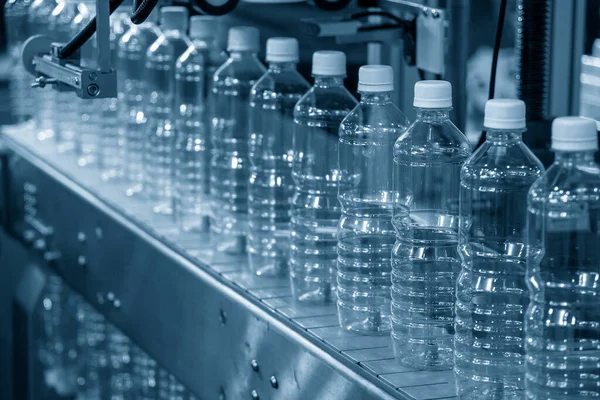 Закройте Сцену Пустых Бутылок Питьевой Водой Конвейере Заполнения Высокотехнологичный Процесс — стоковое фото