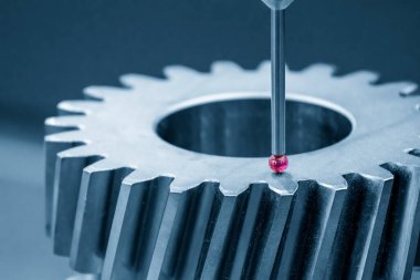 Metal dişli parçalarını ölçen CMM makinesi. Çoklu eksen CMM makinesi ile otomotiv parçalarının kalite kontrolü.