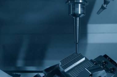 5 eksenli CNC değirmen makinesi metal küf kısmını kesiyor. 5 eksenli makine merkezi tarafından yüksek teknoloji enjeksiyon küf parça üretim süreci.