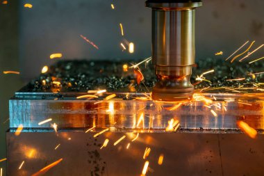 CNC değirmen makinesinin kötü kesme durumu. Makine merkezinin kaba kesim süreci.