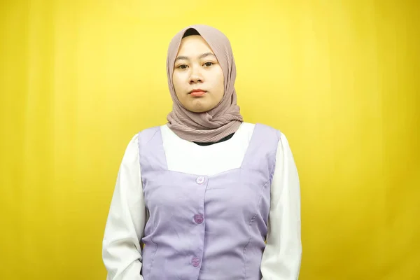 Hermosa Asiático Joven Musulmán Mujer Puting Mirando Cámara Aislado Amarillo —  Fotos de Stock