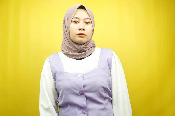 美しいですアジアの若いですムスリム女性Pouting見ますカメラ絶縁上の黄色の背景 — ストック写真