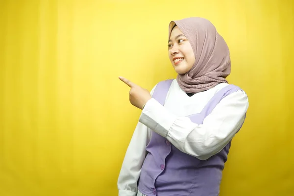 Beautiful Young Asian Muslim Woman Hands Pointing Empty Space Presenting — Stock Photo, Image