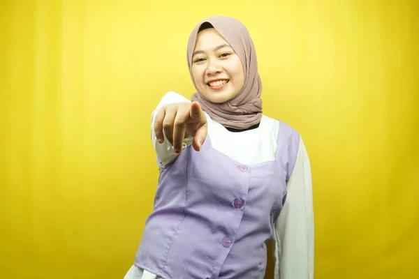 Wanita Muslim Asia Yang Cantik Dengan Tangan Menunjuk Kamera Ingin — Stok Foto