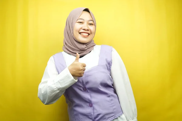 親指を手に美しい若いアジアのイスラム教徒の女性 Okのサイン 良い仕事 お祝い 自信を笑顔 熱狂的で陽気な 黄色の背景に隔離されたカメラを見て 広告コンセプト — ストック写真