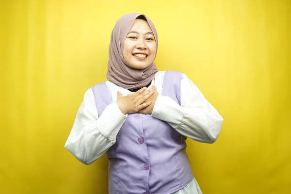 Güzel Asyalı Genç Müslüman Kadın Şaşırmış Neşeli Gülümsüyor Elleri Göğsünde — Stok fotoğraf