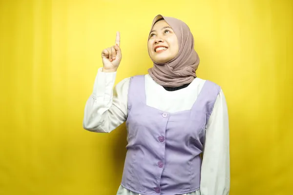美しい若いアジアのイスラム教徒の女性は自信を持って笑顔 手を指して熱狂的かつ陽気な アイデアを得る 解決策を考え出す 何かを提示 黄色の背景に隔離された 広告コンセプト — ストック写真
