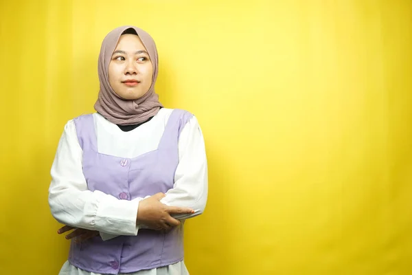 Piękna Młoda Azjatycka Muzułmanka Dąsająca Się Niezadowolona Zirytowana Nieszczęśliwa Myśląca — Zdjęcie stockowe