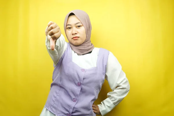 漂亮的年轻的亚裔穆斯林女人 满脸皱纹 轻描淡写 不满意 工作差 看着被黄色背景隔离的相机 — 图库照片
