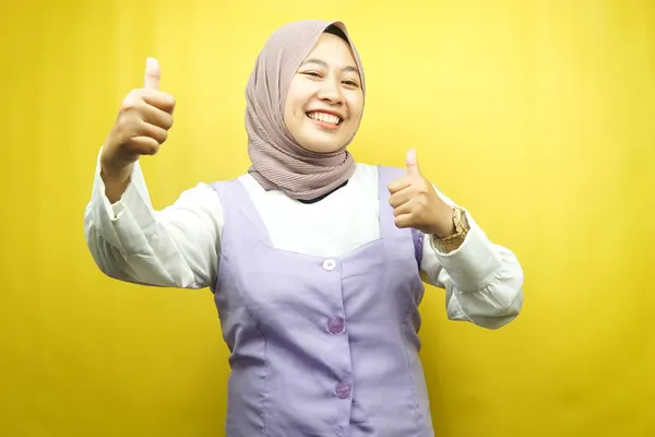 美しい若いアジアのイスラム教徒の女性は 黄色の背景に隔離された自信を持って 熱狂的で陽気な手の親指で Okのサイン 良い仕事 成功のサイン — ストック写真