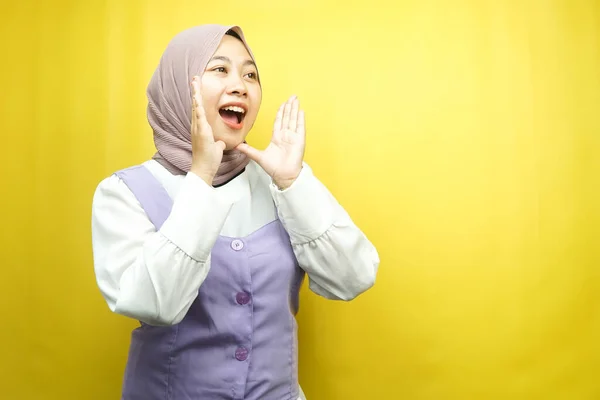 黄色の背景に隔離された何かを提示する空の空間を見て 信じられないほど ショックを受けた美しい若いアジアのイスラム教徒の女性 — ストック写真