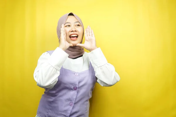Schöne Junge Asiatische Muslimin Schockiert Ungläubig Überrascht Und Schaut Auf — Stockfoto