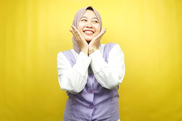 美丽的年轻的亚裔穆斯林女子面带微笑 双手插在下巴上 黄色背景的V字形标志 — 图库照片