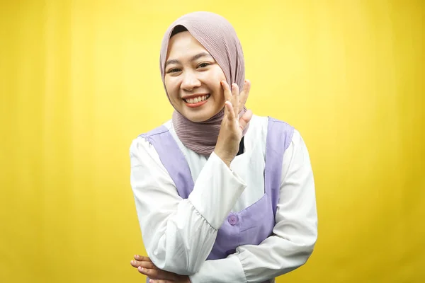 Güzel Asyalı Genç Müslüman Kadın Kameraya Özgüvenle Heyecanla Gülümsüyor Fısıldıyor — Stok fotoğraf