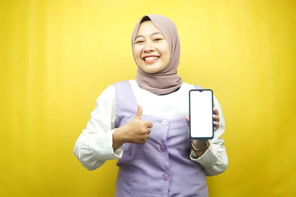 美しい若いアジアのイスラム教徒の女性は自信を持って笑顔と興奮して手をスマートフォンを保持し アプリケーションを促進し Okのサイン手 良い仕事 黄色の背景に隔離された 広告コンセプト — ストック写真