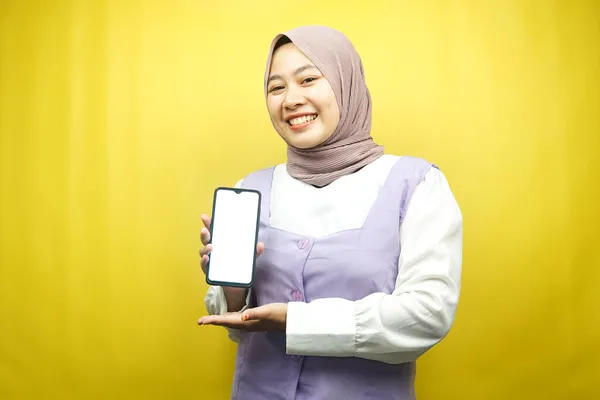 Красива Молода Азіатська Мусульманка Посміхається Впевнено Схвильовано Руками Тримає Смартфон — стокове фото