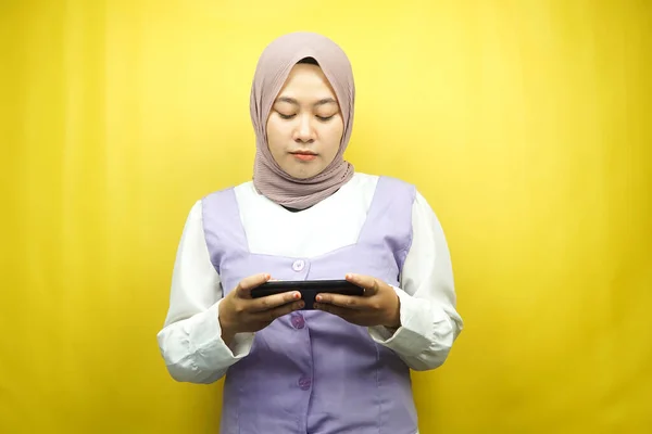 手を握ってスマートフォンを持つ美しいアジアの若いイスラム教徒の女性 ゲームをする 悲しい 不幸な 黄色の背景に孤立 広告コンセプト — ストック写真