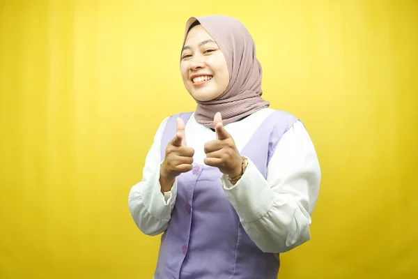 Красивая Молодая Азиатская Мусульманка Улыбается Уверенно Восторженно Весело Руками Указывающими — стоковое фото