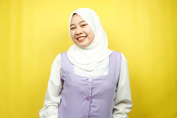 Bonita Jovem Asiático Muçulmano Mulher Sorrindo Confiantemente Frente Para Câmera — Fotografia de Stock