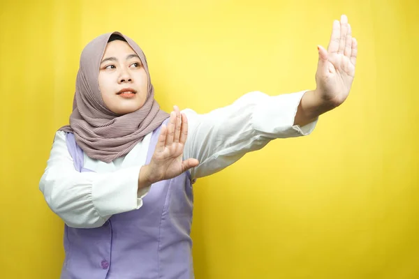 美丽的亚洲年轻的穆斯林女人 手拒绝某事 手停止某事 在空虚的空间里不喜欢某事 被黄色背景隔离 — 图库照片
