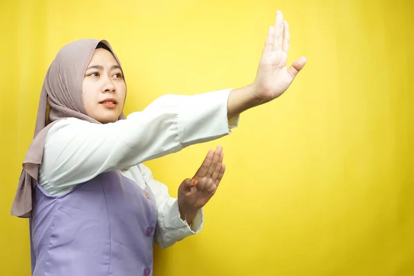 Красивая Азиатская Молодая Мусульманка Рукой Отвергающая Рука Останавливающая Любящая Пустом — стоковое фото