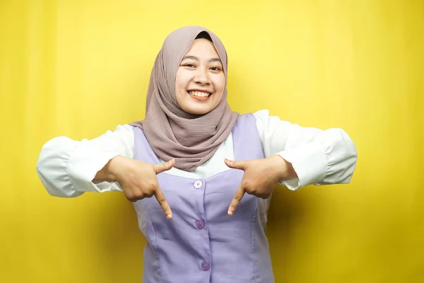 手を指している美しいアジアの若いイスラム教徒の女性 手は下のリンクをクリックし 手は何かを提示し 黄色の背景に孤立 — ストック写真