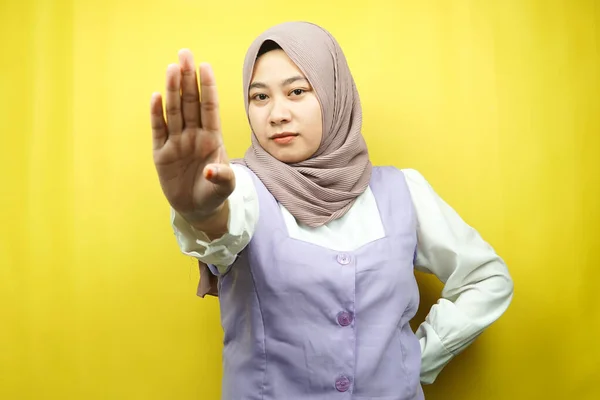 Schöne Junge Asiatische Muslimin Mit Stoppschild Hand Lehnt Zeichen Hand — Stockfoto