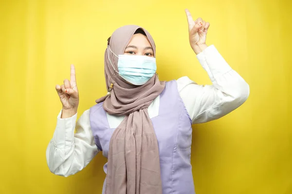 Muzułmanka Masce Medycznej Wskazująca Pustą Przestrzeń Wskazująca Coś Odizolowana Żółtym — Zdjęcie stockowe
