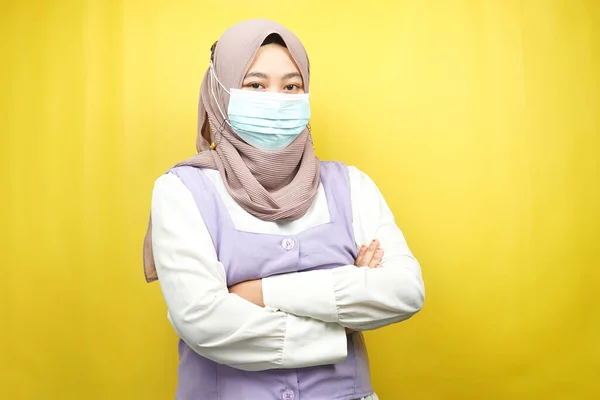 Mulher Muçulmana Usando Máscara Médica Confiante Animado Isolado Fundo Amarelo — Fotografia de Stock