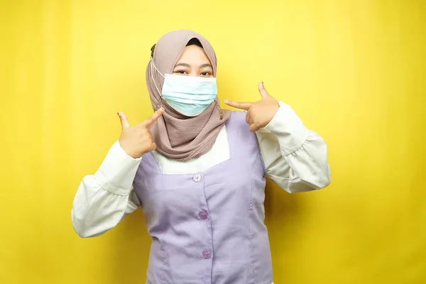 Muzułmanka Nosząca Maskę Medyczną Ręką Wskazującą Maskę Ruch Wirusa Korony — Zdjęcie stockowe