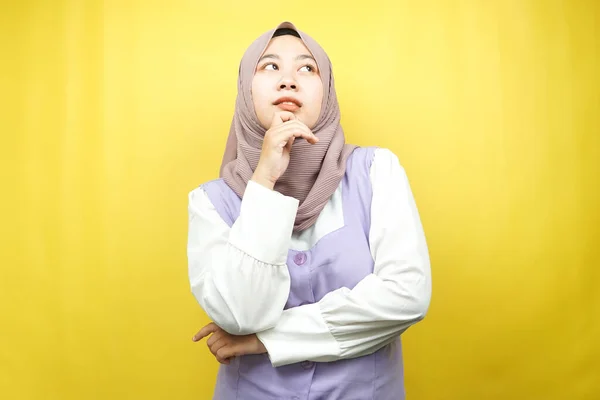 Vacker Asiatisk Ung Muslimsk Kvinna Tänker Letar Efter Idéer Letar — Stockfoto