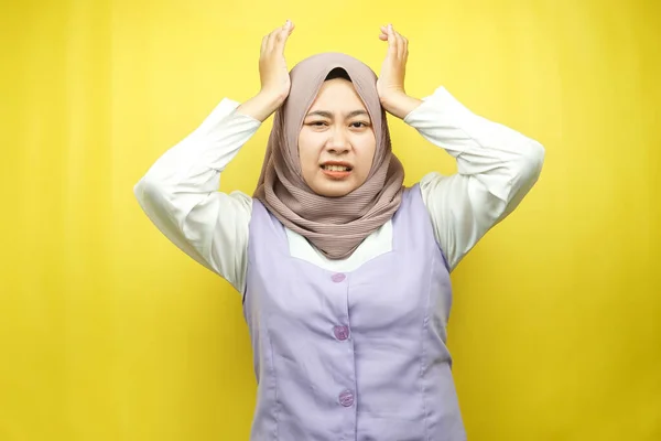 Hermosa Joven Mujer Musulmana Asiática Estresada Conmocionada Mareada Infeliz Muchos —  Fotos de Stock