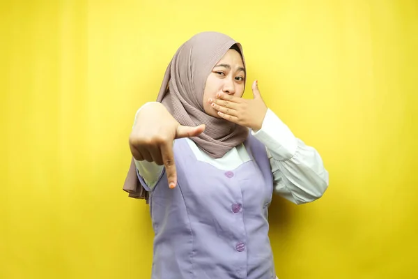 Mooie Jonge Moslim Vrouw Met Hand Bedekken Mond Hand Wijzen — Stockfoto