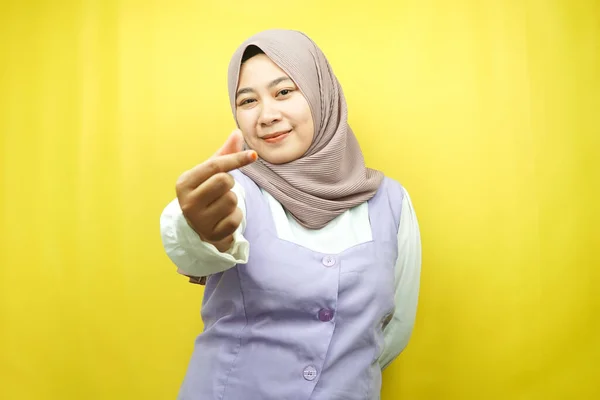 Bonita Jovem Asiático Muçulmano Mulher Sorrindo Com Coreano Amor Sinal — Fotografia de Stock