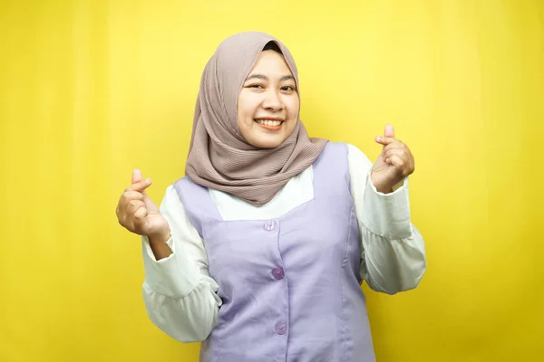 Wanita Muslim Asia Muda Yang Cantik Tersenyum Dengan Tangan Tanda — Stok Foto