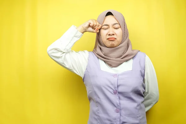 Όμορφη Νεαρή Μουσουλμάνα Γυναίκα Κλαίει Χέρια Σκουπίζουν Δάκρυα Απομονώνονται Κίτρινο — Φωτογραφία Αρχείου
