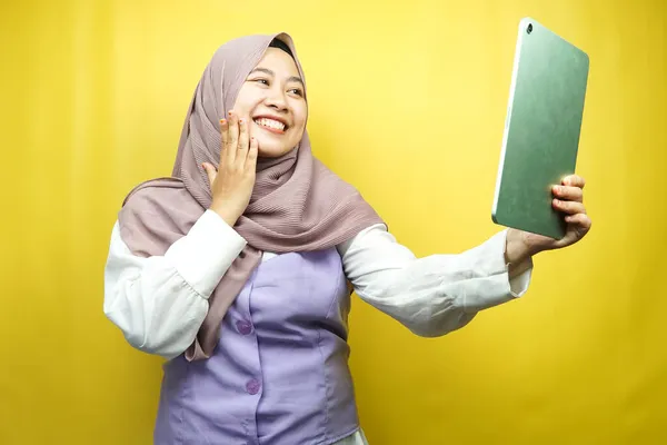 Bonita Jovem Asiático Muçulmano Mulher Sorrindo Animado Alegre Segurando Tablet — Fotografia de Stock