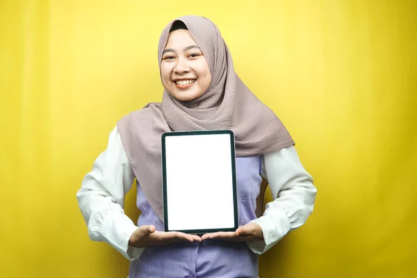 Krásná Mladá Asijská Muslimka Usměvavá Vzrušená Veselá Držící Tableta Bílou — Stock fotografie
