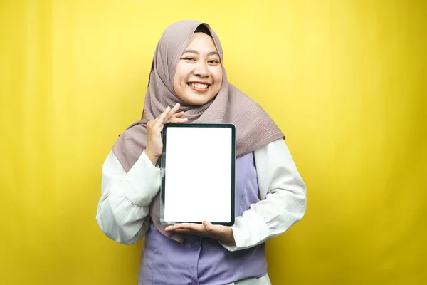 美しく若いアジアのイスラム教徒の女性は笑顔 空白の画面で興奮し 陽気な保持タブレット アプリを促進します 製品を促進します 何かを提示 黄色の背景に隔離された — ストック写真