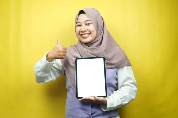 Beautiful Young Asian Muslim Woman Smiling Excited Cheerful Holding Tablet — Stock Photo, Image