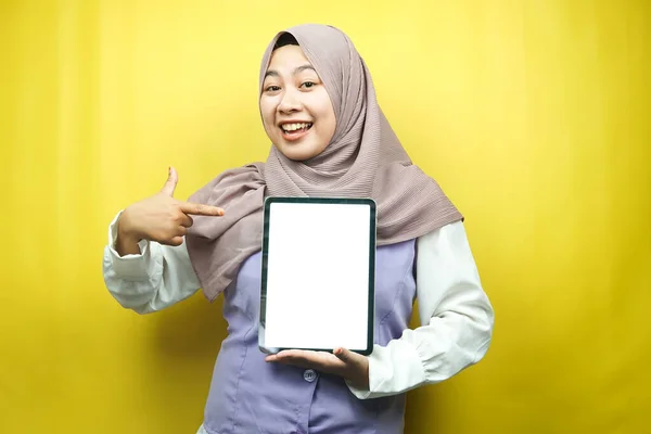 Piękna Młoda Muzułmanka Azjatycka Uśmiechnięta Podekscytowana Wesoła Tabletka Białym Pustym — Zdjęcie stockowe