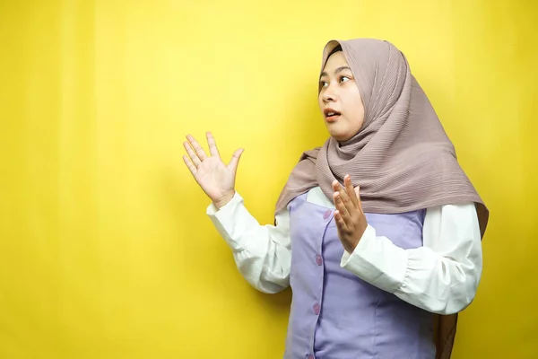 Schöne Junge Asiatische Muslimin Schockiert Überrascht Wow Ausdruck Blick Den — Stockfoto