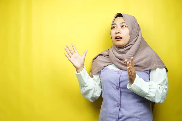 美丽的年轻的亚裔穆斯林女子震惊了 惊讶了 哇的表情 看着空旷的空间 孤立在黄色的背景下 — 图库照片
