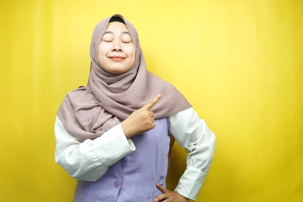 Gyönyörű Fiatal Ázsiai Muszlim Megdöbbent Meglepett Wow Kifejezés Kéz Mutat — Stock Fotó
